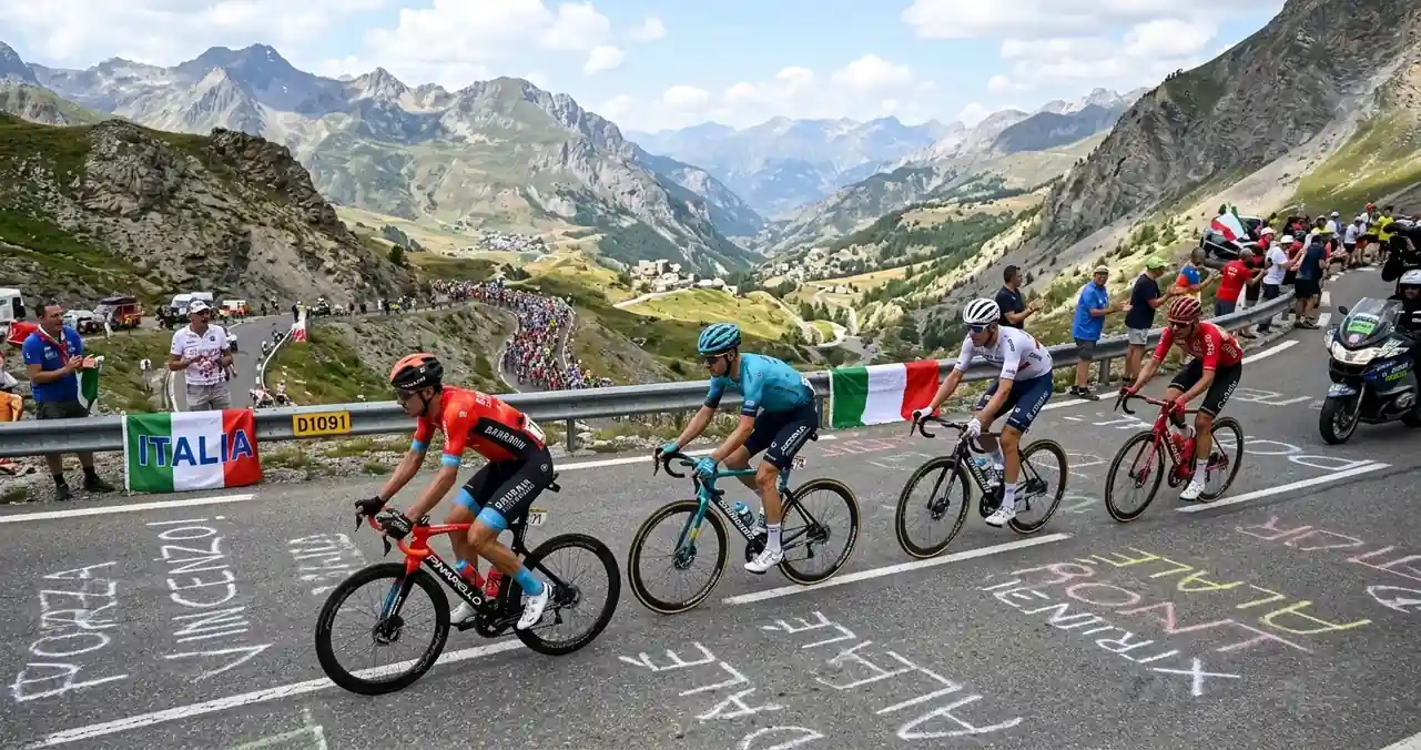 Fuga di giornata pedala in testa alla corsa su una tappa di montagna del Tour