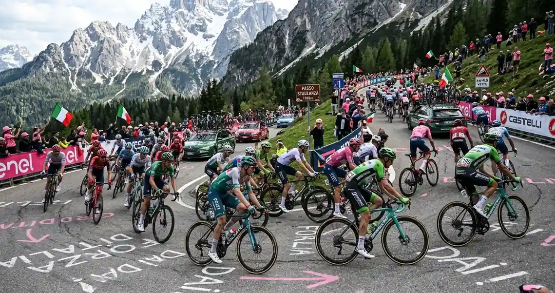 Il gruppo del Giro d'Italia si frantuma in salita selezionando i corridori di classifica